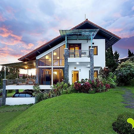 Villa Istana Bunga Lembang Exterior photo