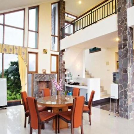 Villa Istana Bunga Lembang Exterior photo