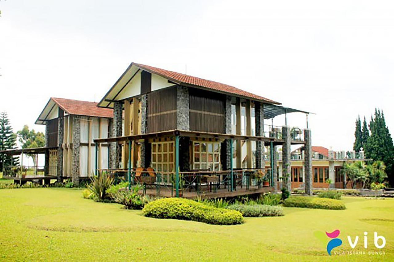 Villa Istana Bunga Lembang Exterior photo