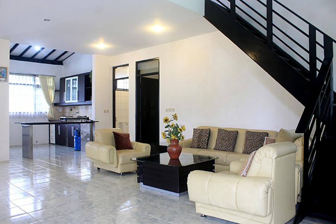 Villa Istana Bunga Lembang Exterior photo