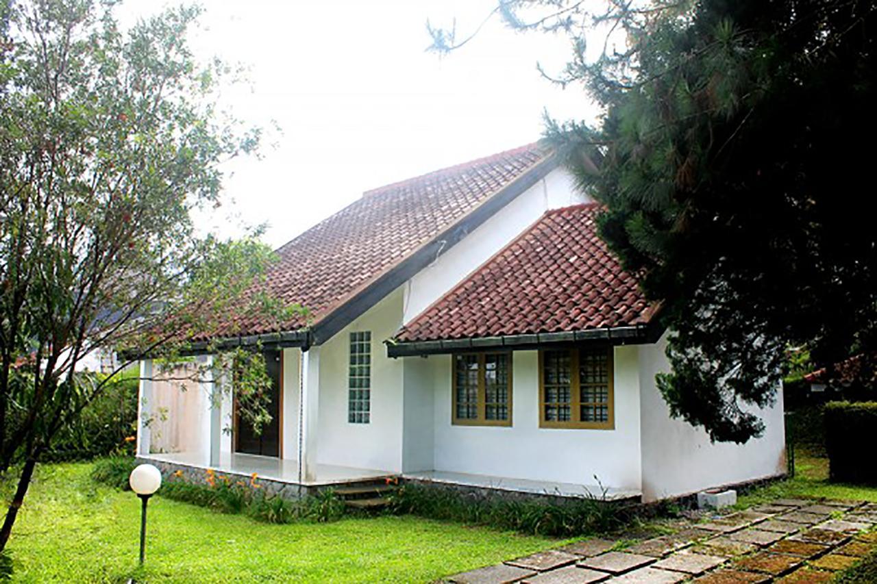 Villa Istana Bunga Lembang Exterior photo