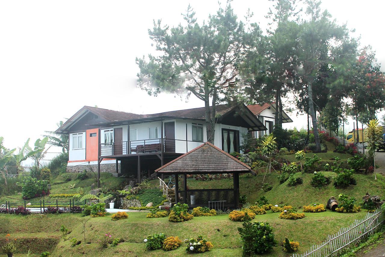 Villa Istana Bunga Lembang Exterior photo