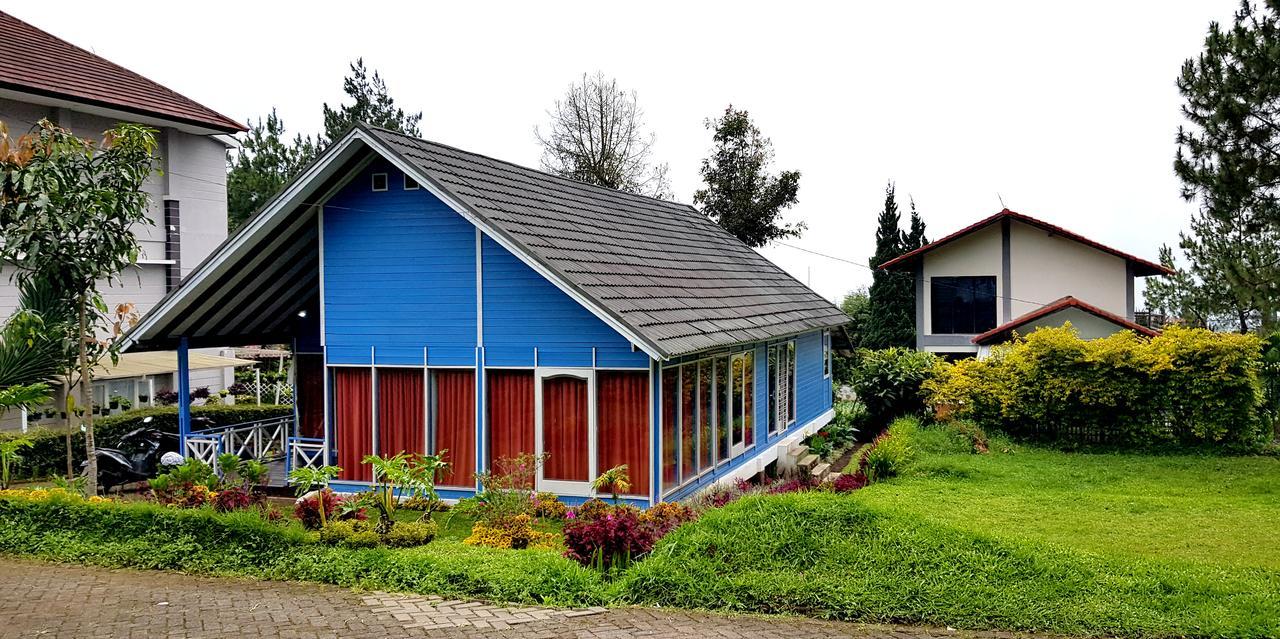 Villa Istana Bunga Lembang Exterior photo