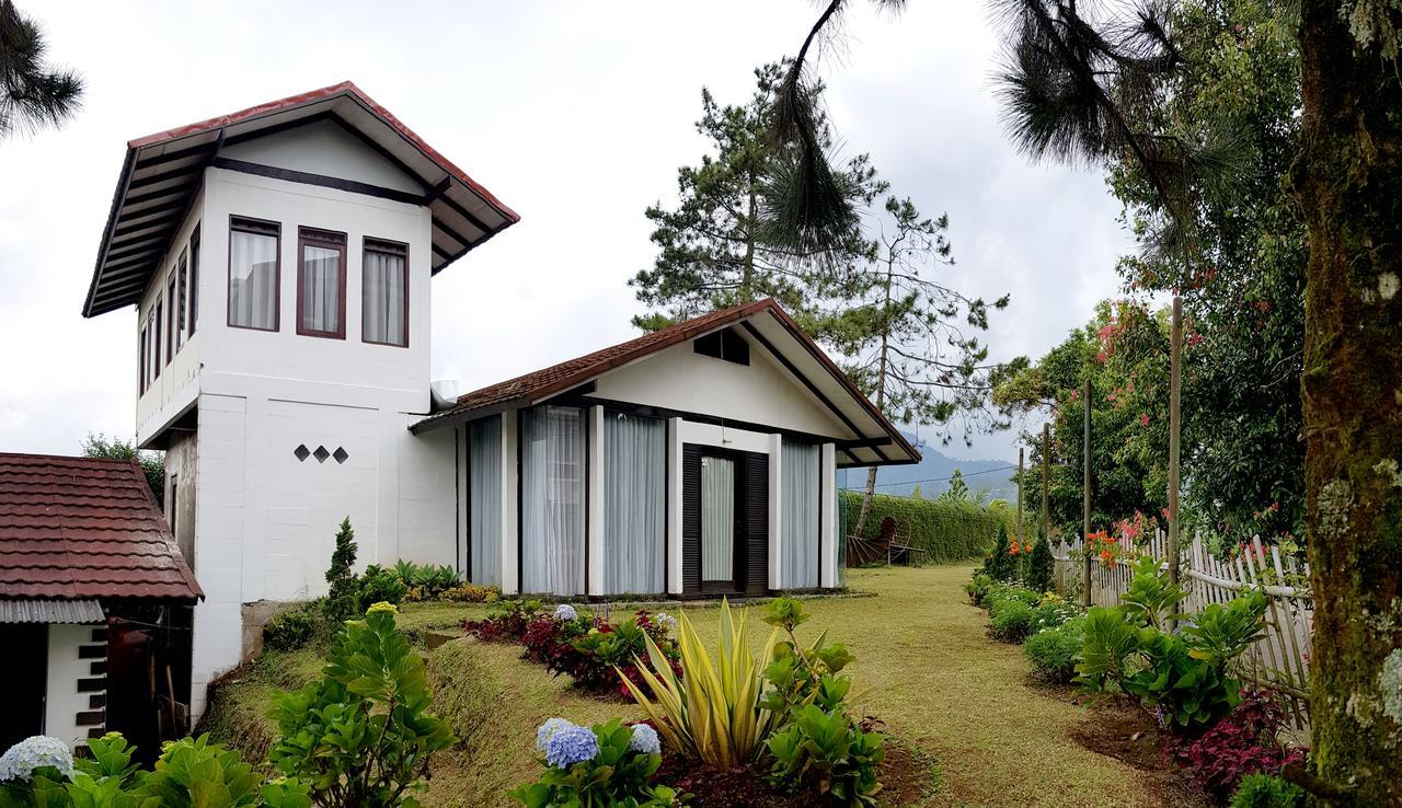 Villa Istana Bunga Lembang Exterior photo