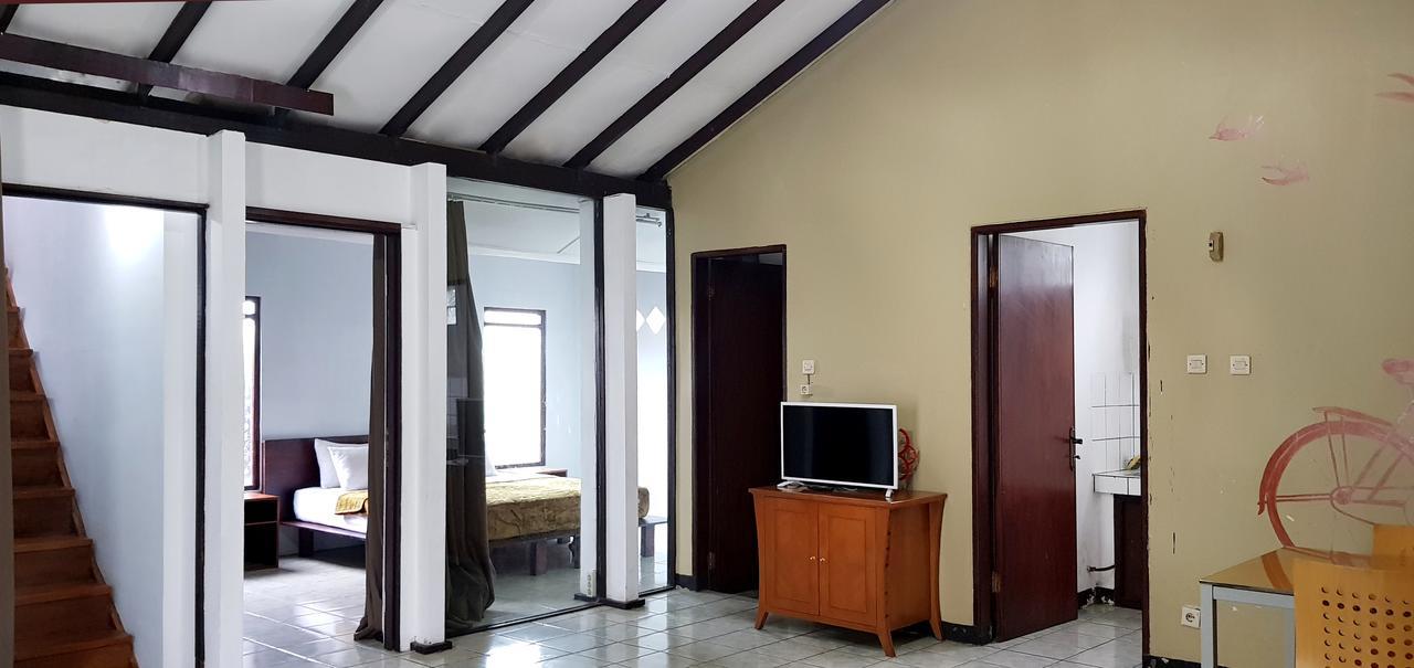 Villa Istana Bunga Lembang Exterior photo