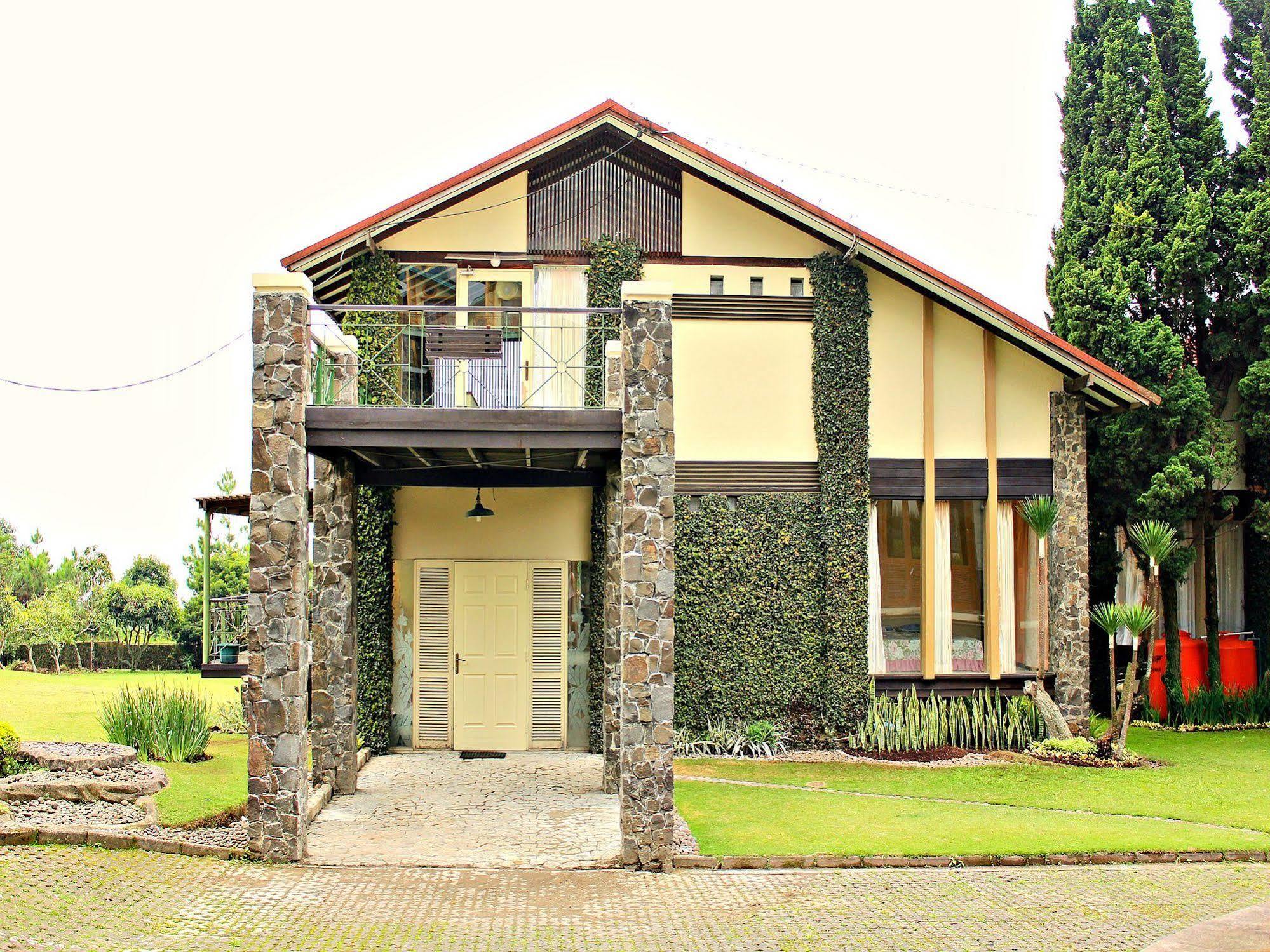 Villa Istana Bunga Lembang Exterior photo