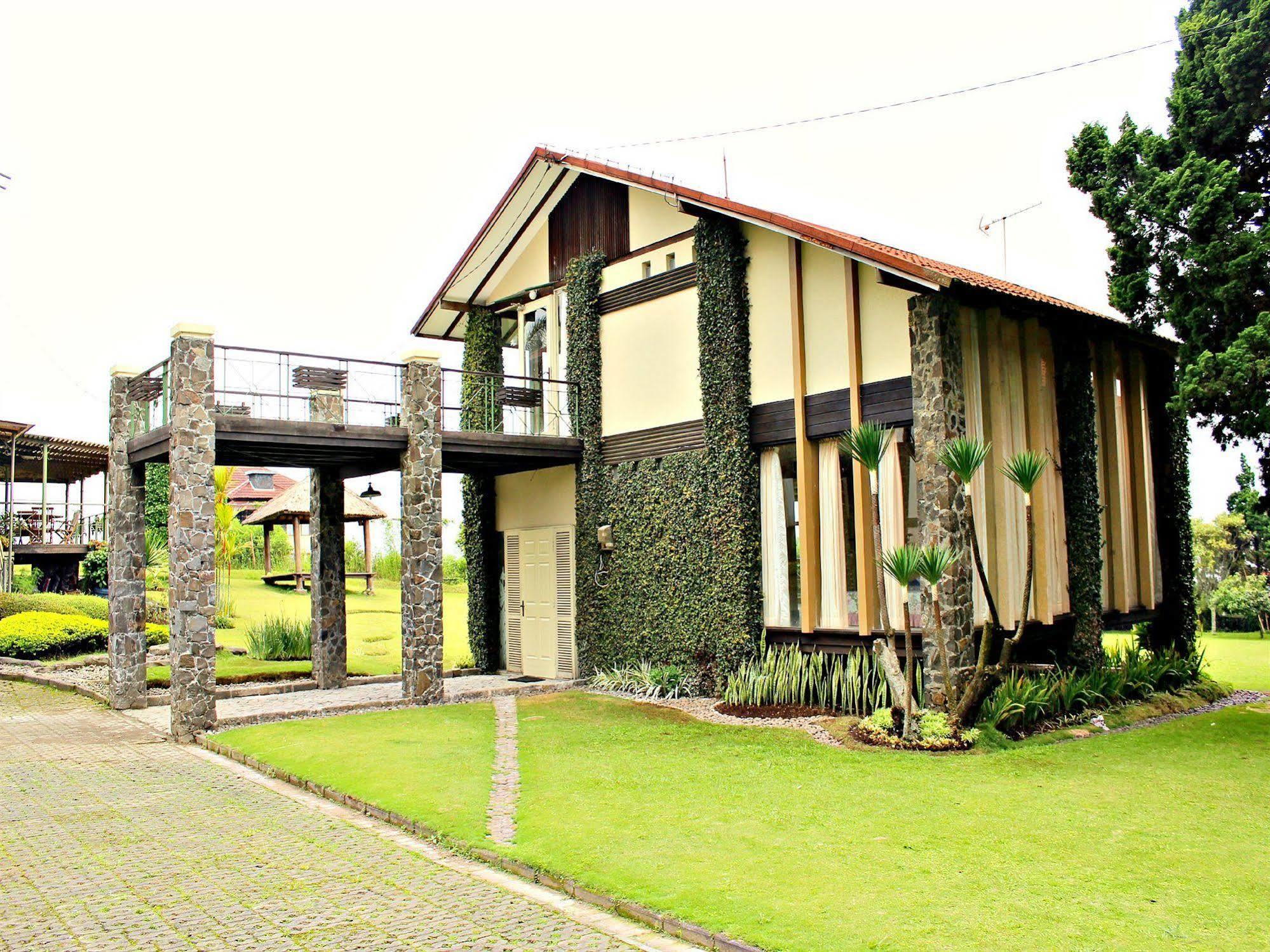 Villa Istana Bunga Lembang Exterior photo