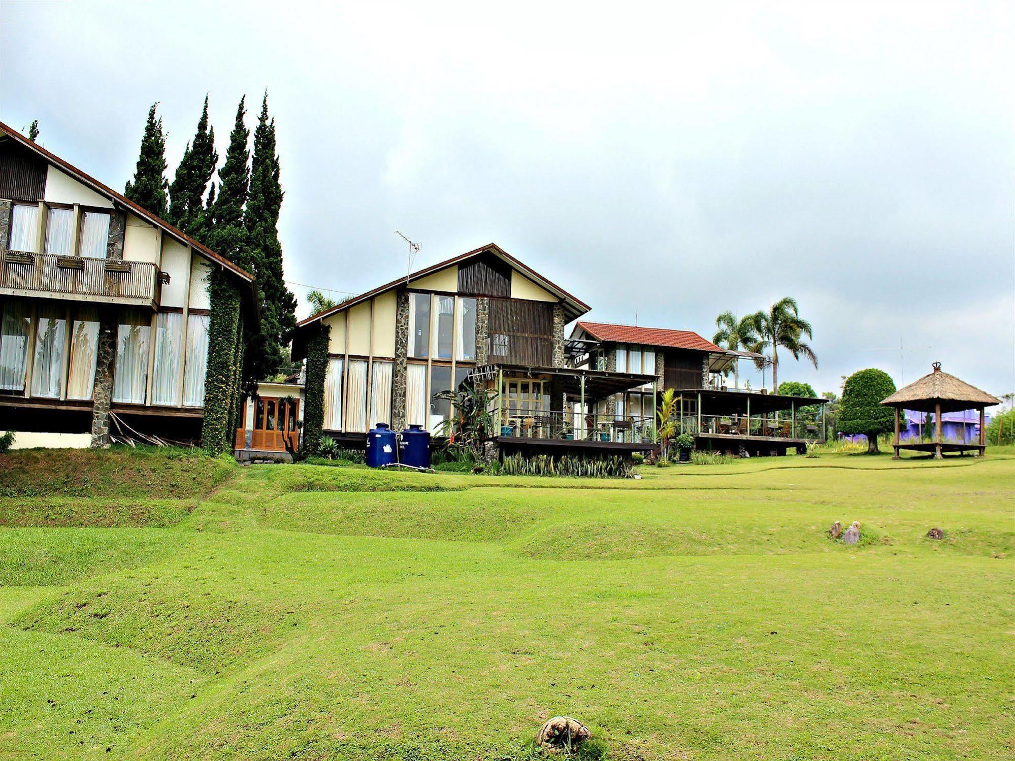 Villa Istana Bunga Lembang Exterior photo