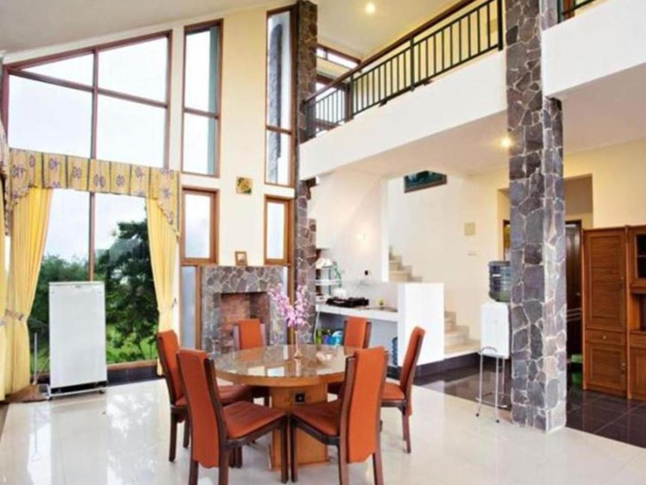 Villa Istana Bunga Lembang Exterior photo