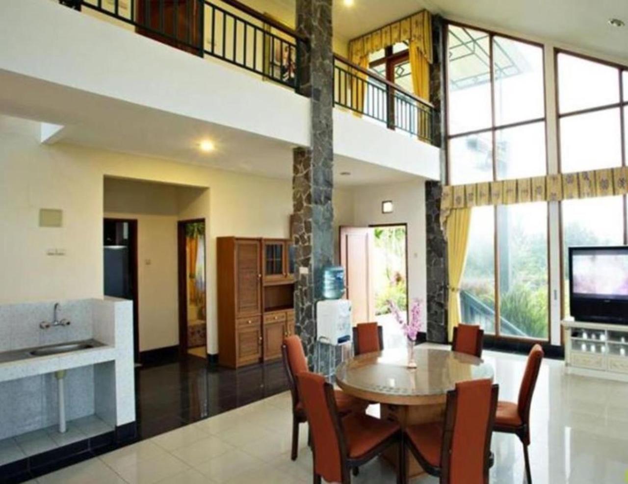 Villa Istana Bunga Lembang Exterior photo