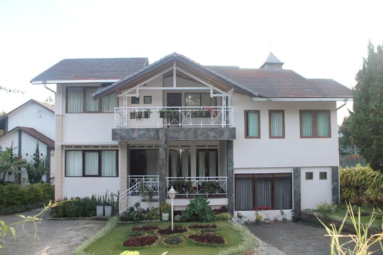 Villa Istana Bunga Lembang Exterior photo