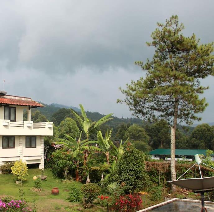 Villa Istana Bunga Lembang Exterior photo